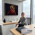 Jesus Cristo com coroa de espinhos carregando a cruz em mosaico, auréola dourada, fundo preto, quadro decorativo