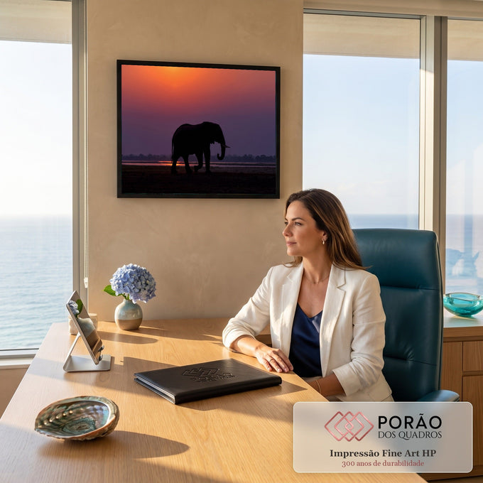 Silhueta de elefante caminhando na savana sob céu roxo e laranja do pôr do sol, quadro decorativo