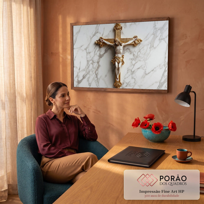 Crucifixo dourado ornamentado com Jesus Cristo em marfim sobre fundo de mármore branco, quadro decorativo