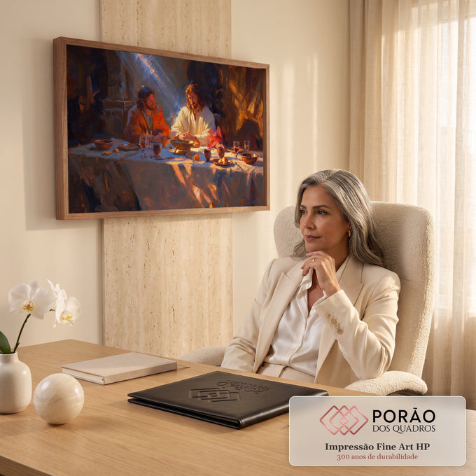 Quadro Decorativo Grande Jesus e Discípulo para Sala Laranja | quadros decorativos | dois homens à mesa com pão e vinho sob feixe de luz dourada | em ambiente 2 | Porao dos Quadros