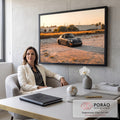 Porsche 911 clássico cinza rebaixado sobre areia com capim dourado e palmeiras ao pôr do sol, quadro decorativo