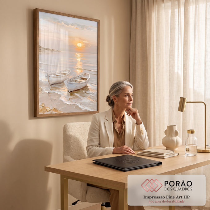 Quadro Decorativo Grande Barcos na Praia para Sala Bege | quadros decorativos | dois barcos brancos na praia com pôr do sol dourado refletido no mar | em ambiente 2 | Porao dos Quadros