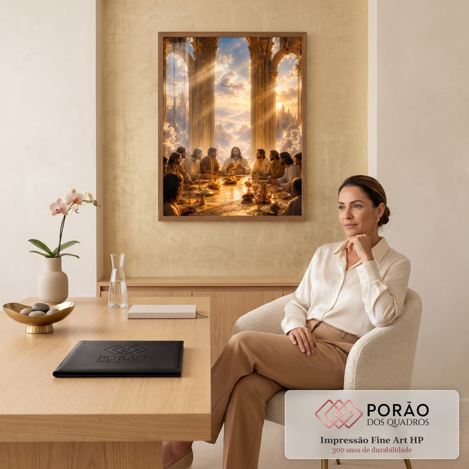 Quadro Decorativo Grande Santa Ceia Dourado para Sala | quadros decorativos | Jesus e apóstolos à mesa dourada sob arcos celestiais com céu de nuvens | em ambiente 2 | Porao dos Quadros