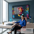 Busto grego barbudo coberto de respingos de tinta colorida sobre fundo azul escuro, quadro decorativo