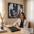 Folhas tropicais e monstera em azul marinho e bege com contornos dourados, quadro decorativo