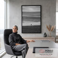 Figura solitária em campo ondulado sob céu nublado em fotografia preto e branco, quadro decorativo
