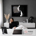 Silhuetas de perfil de um casal prestes a se beijar em alto contraste preto e branco, quadro decorativo