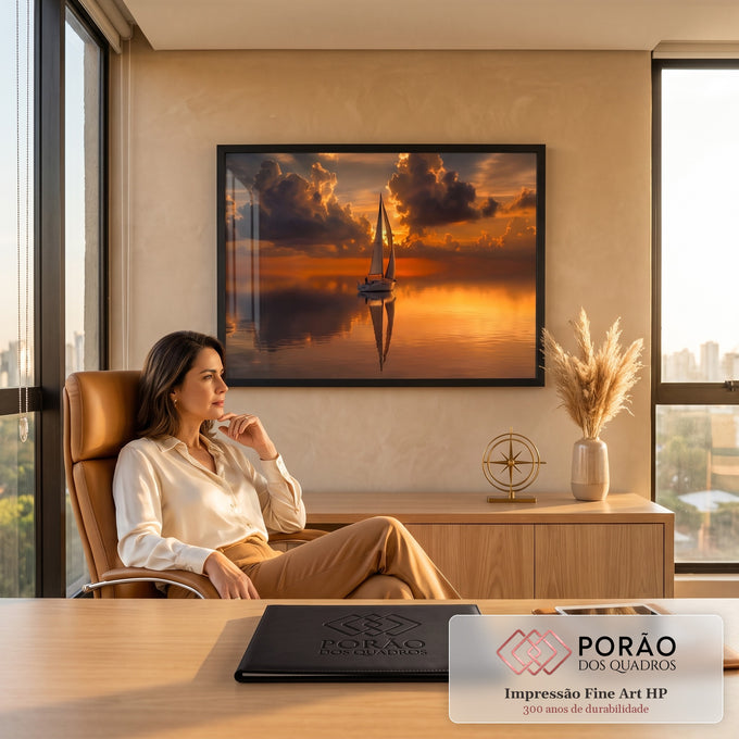 Quadro Decorativo Grande Veleiro Mar Calmo para Sala Laranja | quadros decorativos | veleiro branco navegando em mar calmo sob pôr do sol dourado com nuvens dramáticas | em ambiente 2 | Porao dos Quadros
