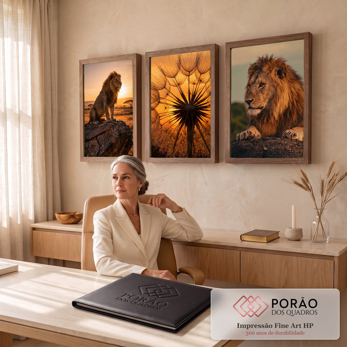 Quadro Decorativo Kit 3 Telas Leão e Flor para Sala Dourado | quadros decorativos | três telas com leões na savana e flor seca retroiluminada pelo pôr do sol | em ambiente 2 | Porao dos Quadros