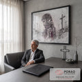 Quadro Decorativo Grande Jesus Cristo para Sala Cinza | quadros decorativos | rosto de Jesus Cristo com coroa de espinhos em grafite com detalhes vermelhos | em ambiente 2 | Porao dos Quadros