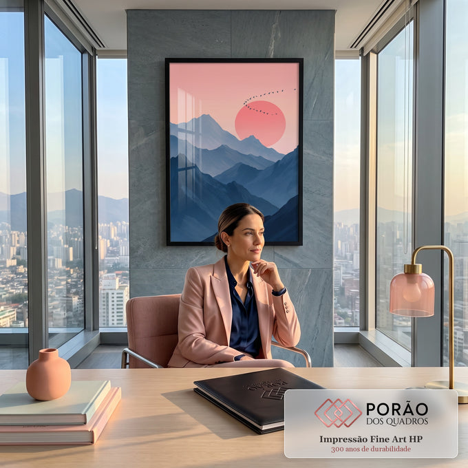Montanhas azuis em camadas com grande sol rosa e bando de pássaros no céu pastel, quadro decorativo