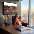 Cavalo branco galopando em picadeiro de areia, com poeira dourada ao pôr do sol, quadro decorativo