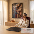 Quadro Decorativo Grande Jesus Carregando Marrom para Sala | quadros decorativos | Jesus com coroa de espinhos carrega cruz de madeira enquanto mulher toca seu peito | em ambiente 2 | Porao dos Quadros
