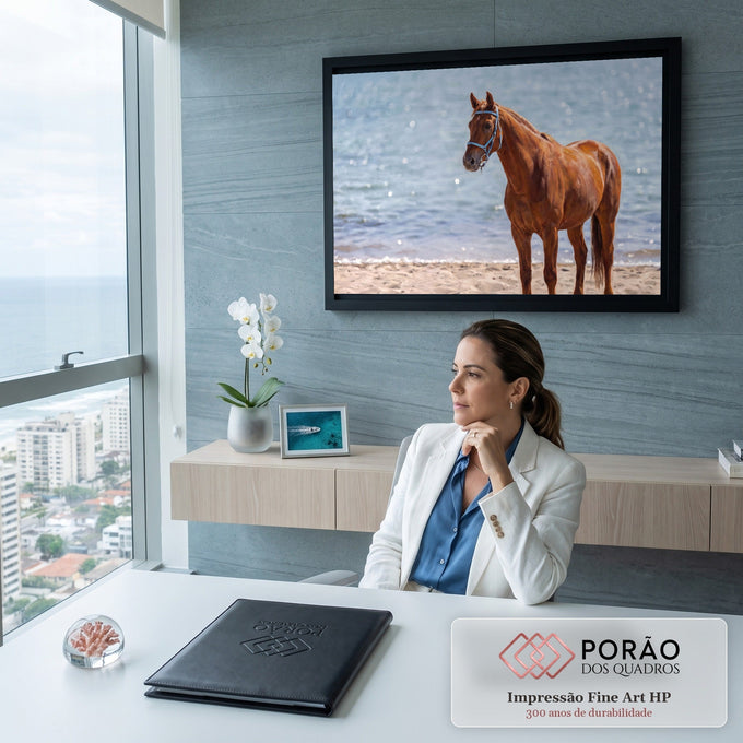 Cavalo alazão de cabresto azul em pé na areia diante do mar brilhante, quadro decorativo