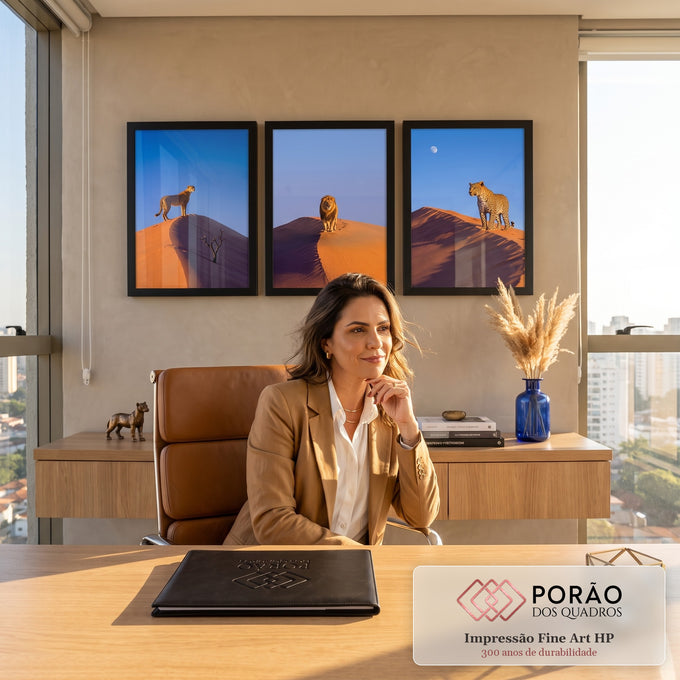 Quadro Decorativo Grande Leão com Felinos para Sala Laranja | quadros decorativos | chita, leão e leopardo em dunas de areia sob céu azul em três painéis | em ambiente 2 | Porao dos Quadros