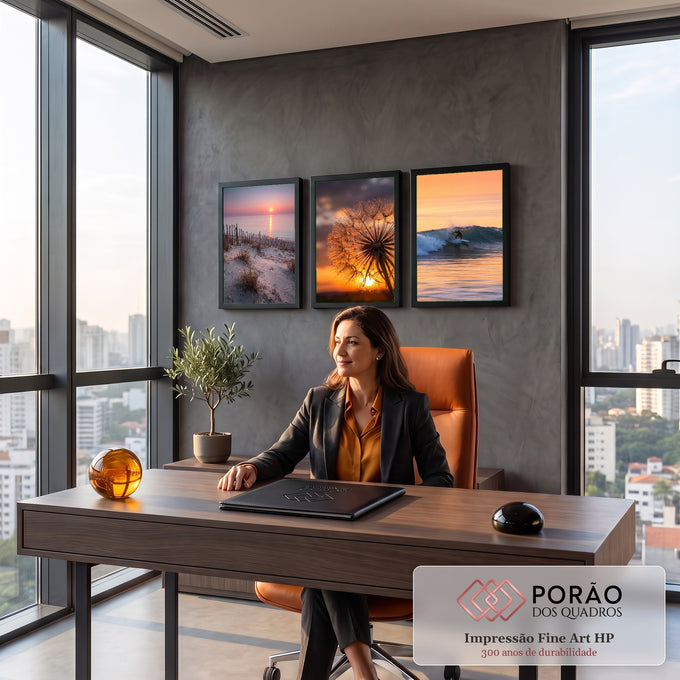 Quadro Decorativo Kit 3 Telas Praia Dente de Leão para Sala | quadros decorativos | tríptico com praia ao entardecer, dente-de-leão em contraluz e surfista em onda dourada | em ambiente 2 | Porao dos Quadros