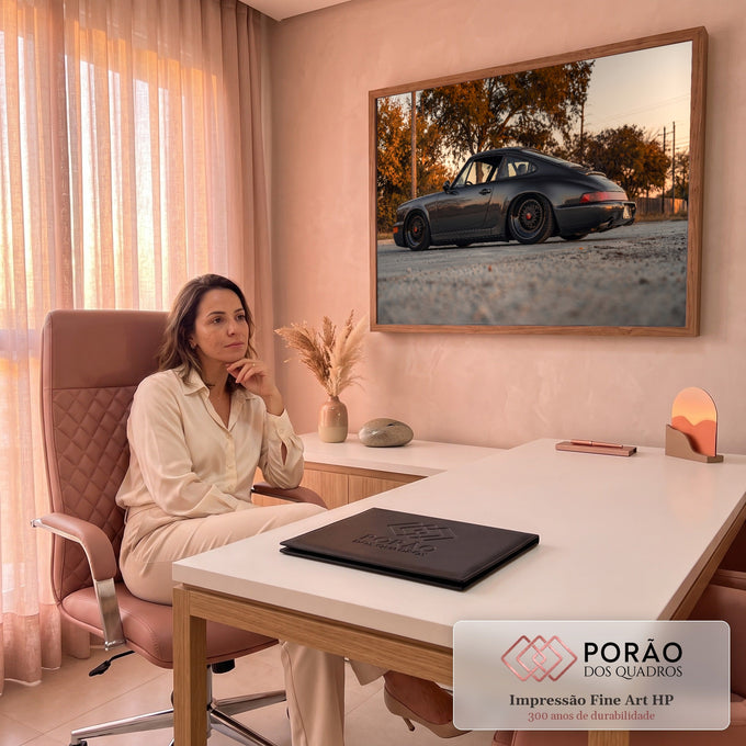Porsche 911 clássico cinza-grafite rebaixado com rodas raiadas ao pôr do sol de outono, quadro decorativo