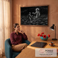 Quadro Decorativo Grande Jesus Caminha para Sala Preto | quadros decorativos | Jesus com auréola estende a mão a um homem afundando no mar, em pontilhismo preto e branco | em ambiente 2 | Porao dos Quadros