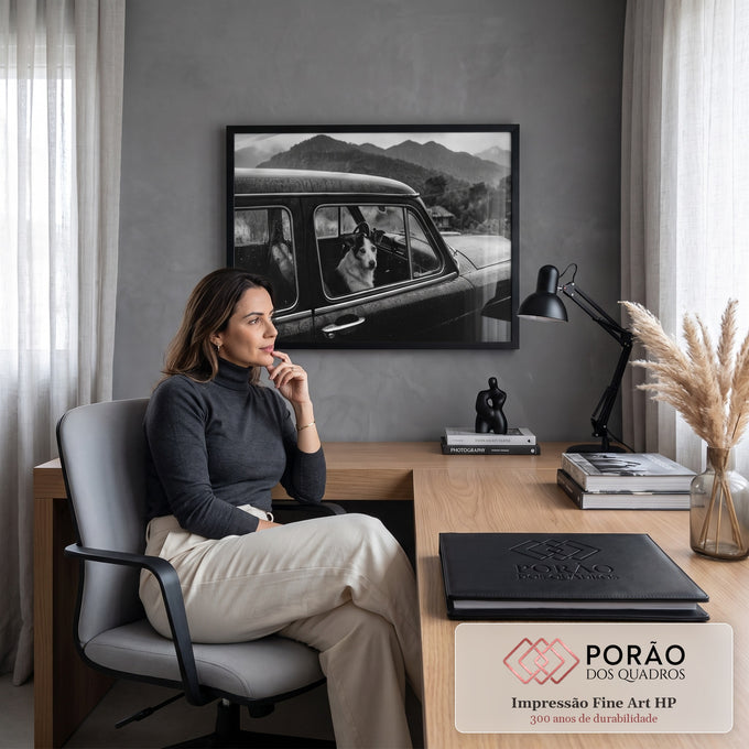 Cachorro olhando pela janela de carro antigo sob chuva nas montanhas, foto preto e branco, quadro decorativo