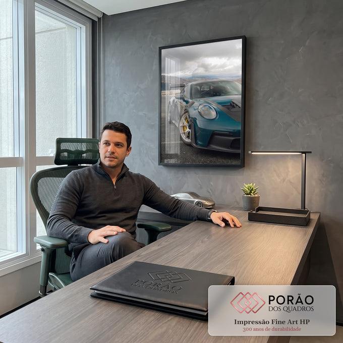 Porsche GT3 RS verde com aerofólio e freios amarelos diante de montanhas nubladas, quadro decorativo