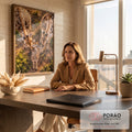 Duas girafas adultas e um filhote vistos de cima na savana com luz dourada, quadro decorativo