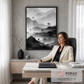 Montanhas em camadas com névoa em preto e branco e árvores solitárias estilo nanquim, quadro decorativo
