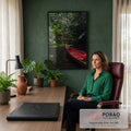 Quadro Decorativo Grande Canoa Vermelha para Sala Vermelho | quadros decorativos | canoa vermelha flutuando em rio escuro cercado por floresta tropical densa | em ambiente 2 | Porao dos Quadros