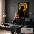 Quadro Decorativo Grande Jesus Cristo Halo para Sala Dourado | quadros decorativos | silhueta de Jesus de perfil com halo circular dourado sobre fundo escuro | em ambiente 2 | Porao dos Quadros