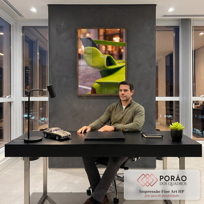 Aerofólio de carro esportivo verde-limão com luzes da cidade desfocadas ao fundo, quadro decorativo