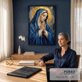 Quadro Decorativo Grande Nossa Senhora Geométrico para Sala | quadros decorativos | Nossa Senhora em oração com manto azul facetado e halo dourado geométrico | em ambiente 2 | Porao dos Quadros