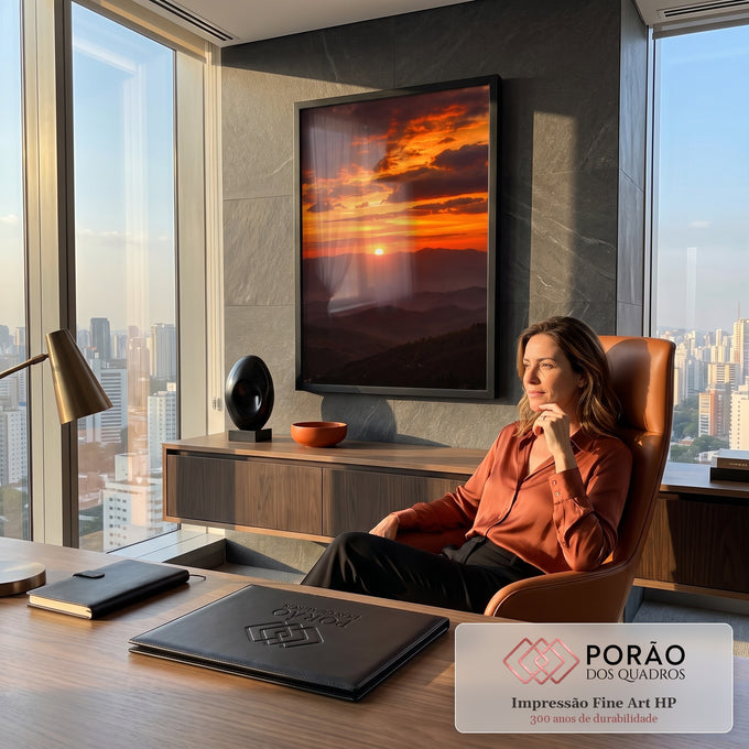 Quadro Decorativo Pôr do Sol Laranja entre Montanhas | quadros decorativos | pôr do sol laranja e vermelho entre silhuetas de montanhas ao entardecer | em Quadros para Quarto | Porao dos Quadros