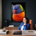 Quadro Decorativo Grande Papagaio Lóris para Sala Azul | quadros decorativos | papagaio lóris-arco-íris em close com cabeça azul, peito laranja e fundo preto | em ambiente 2 | Porao dos Quadros