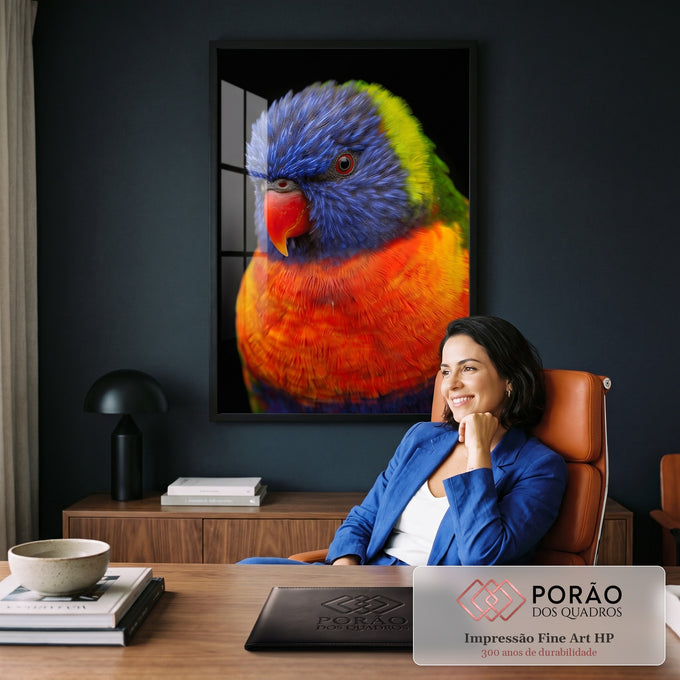 Quadro Decorativo Grande Papagaio Lóris para Sala Azul | quadros decorativos | papagaio lóris-arco-íris em close com cabeça azul, peito laranja e fundo preto | em ambiente 2 | Porao dos Quadros