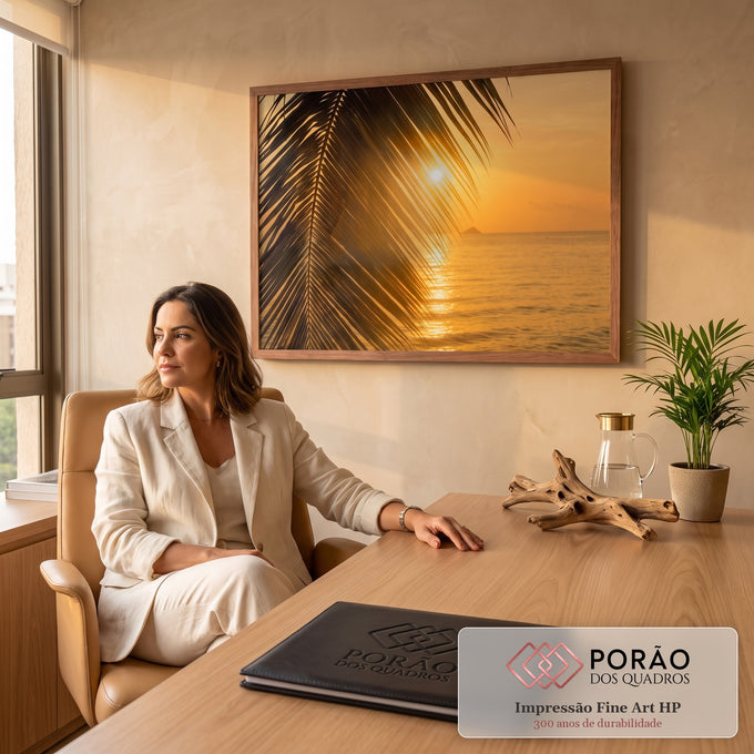 Quadro Decorativo Grande Folhas de Coqueiro para Sala | quadros decorativos | silhueta de folhas de coqueiro emoldurando pôr do sol dourado sobre o mar | em ambiente 2 | Porao dos Quadros