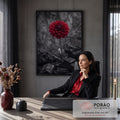 Dália vermelha de pétalas abertas brotando entre pedaços de carvão preto, fundo cinza, quadro decorativo