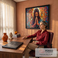 Quadro Decorativo Grande Jesus em Oração Mosaico para Sala | quadros decorativos | Jesus em oração com mãos postas e halo dourado em fundo de mosaico colorido | em ambiente 2 | Porao dos Quadros