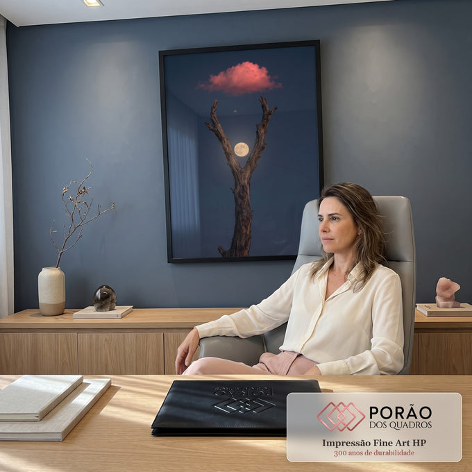 Lua cheia entre galhos de árvore seca sob nuvem rosa no céu azul noturno, quadro decorativo