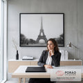 Quadro Decorativo Grande Torre Eiffel Neblina para Sala | quadros decorativos | Torre Eiffel envolta em neblina densa, foto em preto e branco com árvores ao redor | em ambiente 2 | Porao dos Quadros