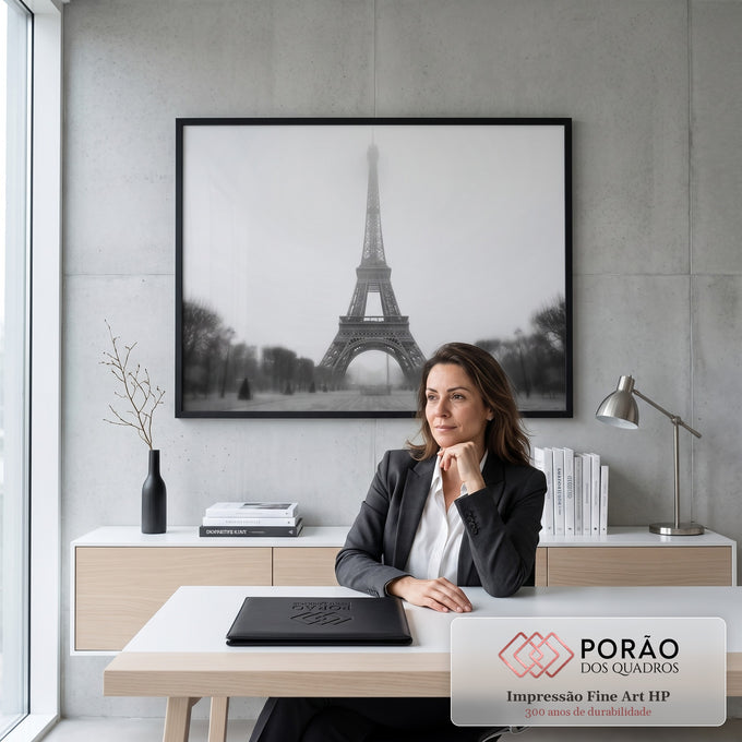 Quadro Decorativo Grande Torre Eiffel Neblina para Sala | quadros decorativos | Torre Eiffel envolta em neblina densa, foto em preto e branco com árvores ao redor | em ambiente 2 | Porao dos Quadros
