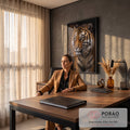 Tigre em close com pelagem laranja e listras pretas, olhar âmbar e fundo escuro, quadro decorativo