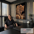 Quadro Decorativo Grande Leopardo com Joias para Sala Preto | quadros decorativos | leopardo caminhando na água com cristais dourados sobre o pelo em fundo preto | em ambiente 2 | Porao dos Quadros