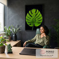 Quadro Decorativo Grande Folha Tropical de Flores para Sala | quadros decorativos | folha verde tropical com fendas profundas iluminada por trás em fundo preto | em ambiente 2 | Porao dos Quadros