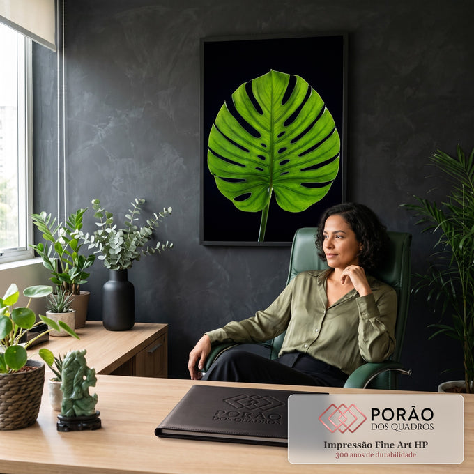Quadro Decorativo Grande Folha Tropical de Flores para Sala | quadros decorativos | folha verde tropical com fendas profundas iluminada por trás em fundo preto | em ambiente 2 | Porao dos Quadros