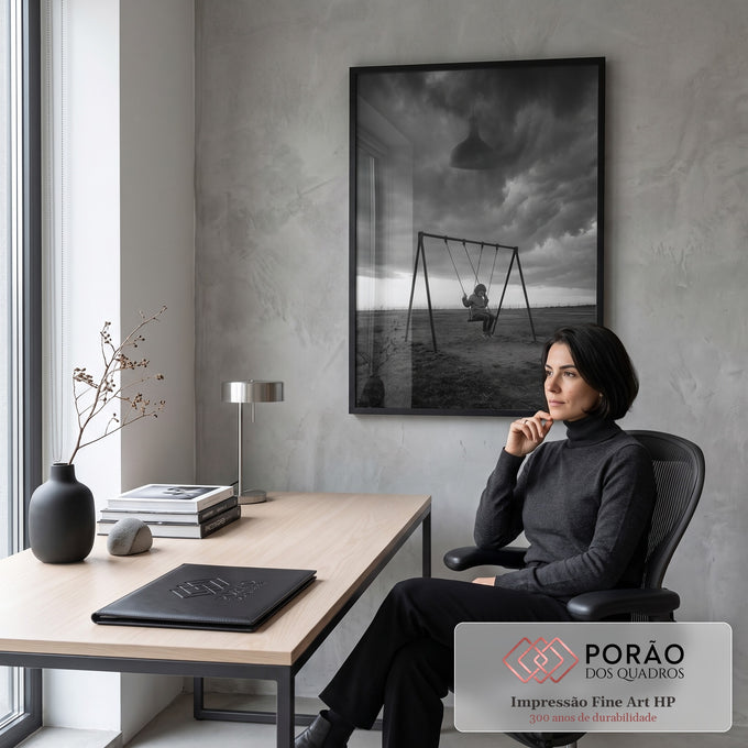 Criança sozinha em balanço num campo sob nuvens de tempestade, fotografia preto e branco, quadro decorativo
