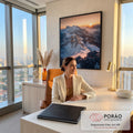 Picos nevados dos Alpes com sol nascendo no céu laranja e névoa no vale, quadro decorativo