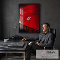 Close do capô vermelho de carro esportivo com emblema amarelo de cavalo empinado, quadro decorativo