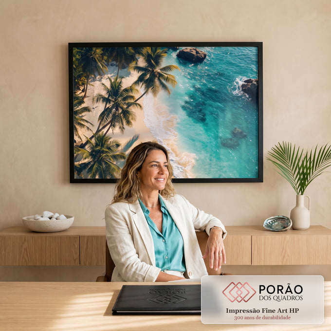 Vista aérea de praia tropical com palmeiras, areia clara, rochas e mar turquesa, quadro decorativo