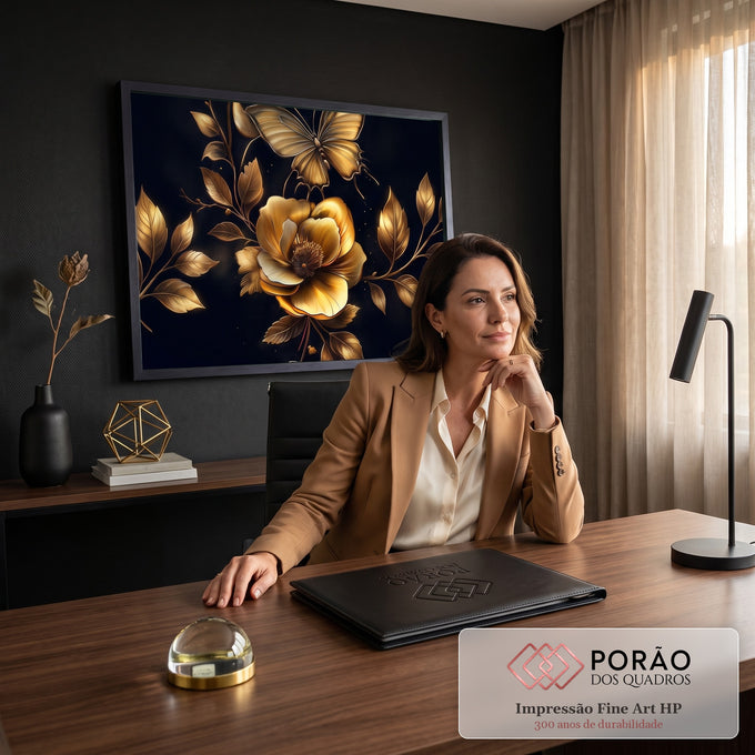 Quadro Decorativo Grande Flor e Borboleta Dourado para Sala | quadros decorativos | flor e borboleta douradas com folhas metálicas sobre fundo preto | em ambiente 2 | Porao dos Quadros
