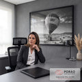 Quadro Decorativo Grande Balão Lost para Sala Preto | quadros decorativos | balão de ar quente escrito LOST pousado em dunas de deserto, foto em preto e branco | em ambiente 2 | Porao dos Quadros