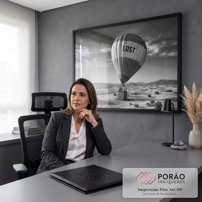 Quadro Decorativo Grande Balão Lost para Sala Preto | quadros decorativos | balão de ar quente escrito LOST pousado em dunas de deserto, foto em preto e branco | em ambiente 2 | Porao dos Quadros